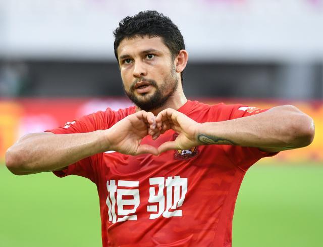 欧洲杯直播-戴着帽子再进国足名单 艾神：要为国家队进更多球