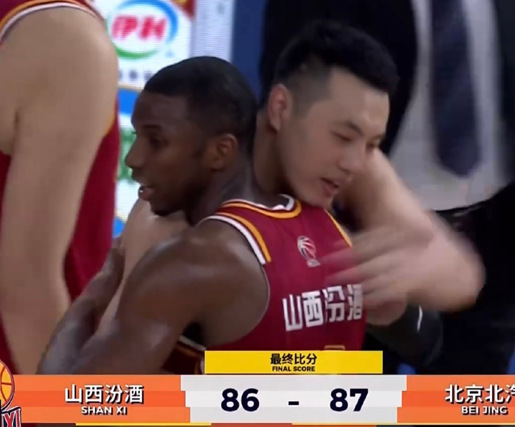 柠檬直播-太硬了！翟晓川双腿缠满绷带罚球制胜 5人伤停许利民盛赞全队坚韧